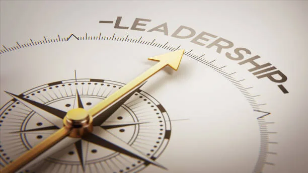 Gros plan sur une boussole dont l'aiguille dorée pointe vers le mot « leadership ».