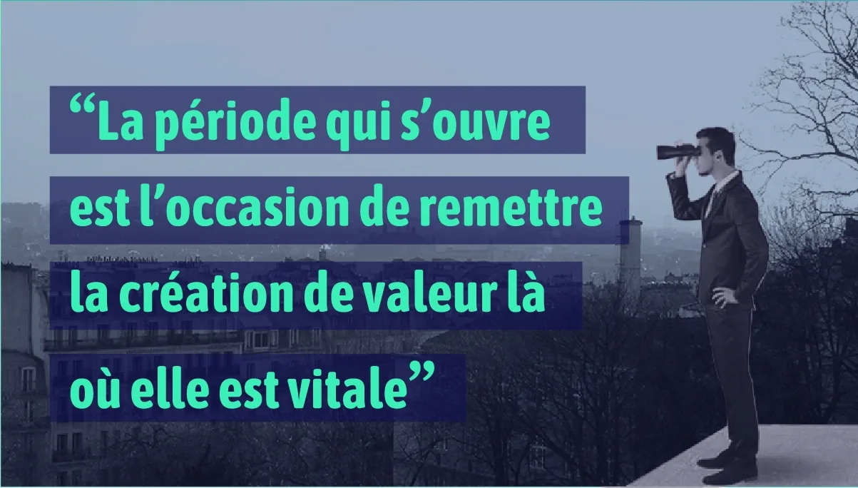 Photo en noir et blanc d'un homme aux jumelles sur un toit, accompagnée d'une citation sur la création de valeur après le confinement.