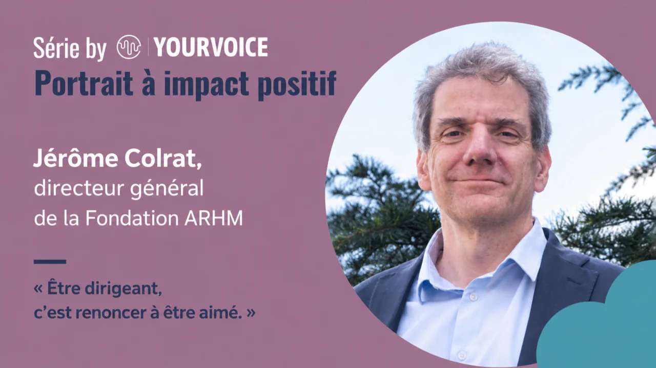 Jérôme Colrat, directeur général de la Fondation ARHM, photographié en extérieur devant des conifères. Carte de la série « Portrait à impact positif » de YourVoice, portant la citation « Être dirigeant, c'est renoncer à être aimé. »