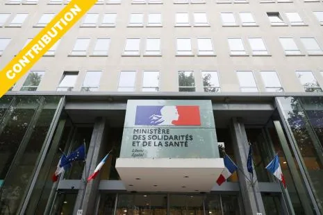 Façade du ministère des Solidarités et de la Santé, drapeaux français déployés.