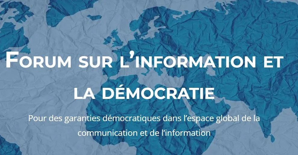 Bandeau du Forum sur l'information et la démocratie, sur un planisphère bleu.